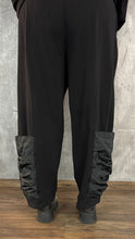 Load image into Gallery viewer, Mädchenglück Hose in 3 Größen in Schwarz mit Memory Taft Einsatz