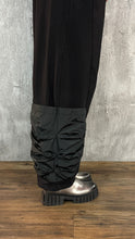 Load image into Gallery viewer, Mädchenglück Hose in 3 Größen in Schwarz mit Memory Taft Einsatz