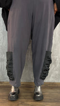 Load image into Gallery viewer, Mädchenglück Hose in 3 Größen in Grau mit Memory Taft Einsatz