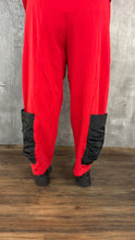 Load image into Gallery viewer, Mädchenglück Hose in 3 Größen in Rot mit Memory Taft Einsatz