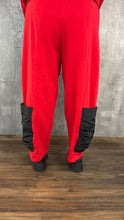 Load image into Gallery viewer, Mädchenglück Hose in 3 Größen in Rot mit Memory Taft Einsatz