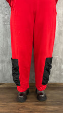 Load image into Gallery viewer, Mädchenglück Hose in 3 Größen in Rot mit Memory Taft Einsatz