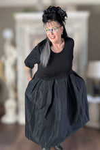 Load image into Gallery viewer, Sinne Avantgarde Kleid mit Memory Taft