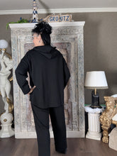 Load image into Gallery viewer, CN-G Oversize Hoodie mit Blumemapplikation aus veganem Leder Größe 44 bis 64