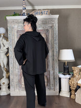 Load image into Gallery viewer, CN-G Oversize Hoodie mit Blumemapplikation aus veganem Leder Größe 44 bis 64