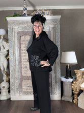 Load image into Gallery viewer, CN-G Oversize Hoodie mit Blumemapplikation aus veganem Leder Größe 44 bis 64