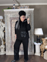 Load image into Gallery viewer, CN-G Oversize Hoodie mit Blumemapplikation aus veganem Leder Größe 44 bis 64