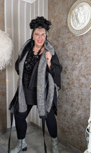 Load image into Gallery viewer, CN-G Überwurf/Weste/Jacke aussen Streifen, innen kariert Einheitsgröße - alle Größen