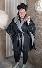 Load image into Gallery viewer, CN-G Überwurf/Weste/Jacke aussen Streifen, innen kariert Einheitsgröße - alle Größen