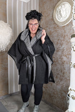 Load image into Gallery viewer, CN-G Überwurf/Weste/Jacke aussen Streifen, innen kariert Einheitsgröße - alle Größen