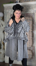 Load image into Gallery viewer, Jeansmantel mit Kapuze und Fransen von H4 bis Größe 60