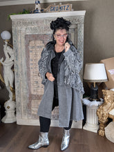 Load image into Gallery viewer, Jeansmantel mit Kapuze und Fransen von H4 bis Größe 60
