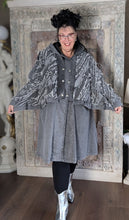 Load image into Gallery viewer, Jeansmantel mit Kapuze und Fransen von H4 bis Größe 60