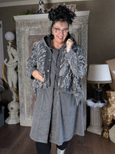 Load image into Gallery viewer, Jeansmantel mit Kapuze und Fransen von H4 bis Größe 60