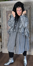 Load image into Gallery viewer, Jeansmantel mit Kapuze und Fransen von H4 bis Größe 60