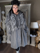 Load image into Gallery viewer, Jeansmantel mit Kapuze und Fransen von H4 bis Größe 60