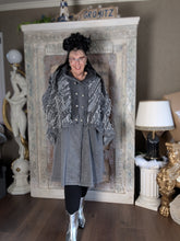 Load image into Gallery viewer, Jeansmantel mit Kapuze und Fransen von H4 bis Größe 60