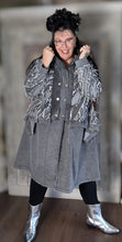 Load image into Gallery viewer, Jeansmantel mit Kapuze und Fransen von H4 bis Größe 60