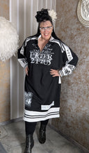 Load image into Gallery viewer, H4 Kleid im College Style Oversize Style Größe 46 bis 64