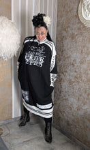 Load image into Gallery viewer, H4 Kleid im College Style Oversize Style Größe 46 bis 64