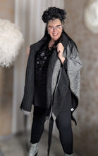 Load image into Gallery viewer, CN-G Überwurf/ Weste/ Jacke aussen kariert, innen Streifen Einheitsgröße - alle Größen