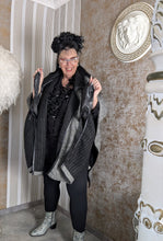 Load image into Gallery viewer, CN-G Überwurf/ Weste/ Jacke aussen kariert, innen Streifen Einheitsgröße - alle Größen