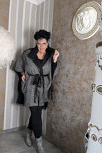 Load image into Gallery viewer, CN-G Überwurf/ Weste/ Jacke aussen kariert, innen Streifen Einheitsgröße - alle Größen