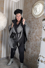 Load image into Gallery viewer, CN-G Überwurf/ Weste/ Jacke aussen kariert, innen Streifen Einheitsgröße - alle Größen