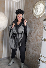 Load image into Gallery viewer, CN-G Überwurf/ Weste/ Jacke aussen kariert, innen Streifen Einheitsgröße - alle Größen