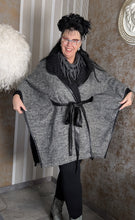 Load image into Gallery viewer, CN-G Überwurf/ Weste/ Jacke aussen kariert, innen Streifen Einheitsgröße - alle Größen