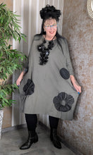 Lade das Bild in den Galerie-Viewer, Wunderschöne Longtunika in Khaki mit Memory Taft aus Baumwolle Grösse 40 bis 62