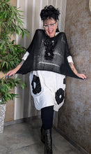 Load image into Gallery viewer, Überwurf mit Cut Outs in Schwarz Tragbar alle Größen