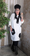 Lade das Bild in den Galerie-Viewer, Wunderschöne Longtunika in Wollweiss mit Memory Taft aus Baumwolle Grösse 40 bis 62