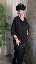 Lade das Bild in den Galerie-Viewer, Wunderschöne Longtunika in Schwarz mit Memory Taft aus Baumwolle Grösse 40 bis 62
