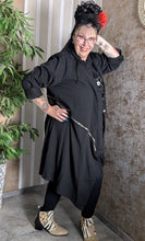 Load image into Gallery viewer, 2 in 1 leichter Jeansmantel in Schwarz, umfunktionierbar zur Jeansjacke Einheitsgröße 42 bis 58