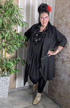 Load image into Gallery viewer, 2 in 1 leichter Jeansmantel in Schwarz, umfunktionierbar zur Jeansjacke Einheitsgröße 42 bis 58