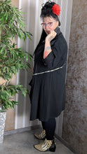 Load image into Gallery viewer, 2 in 1 leichter Jeansmantel in Schwarz, umfunktionierbar zur Jeansjacke Einheitsgröße 42 bis 58