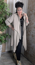 Load image into Gallery viewer, 2 in 1 leichter Jeansmantel in Sand, umfunktionierbar zur Jeansjacke Einheitsgröße 42 bis 58
