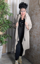 Load image into Gallery viewer, 2 in 1 leichter Jeansmantel in Sand, umfunktionierbar zur Jeansjacke Einheitsgröße 42 bis 58