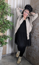 Load image into Gallery viewer, 2 in 1 leichter Jeansmantel in Sand, umfunktionierbar zur Jeansjacke Einheitsgröße 42 bis 58