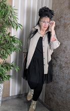 Load image into Gallery viewer, 2 in 1 leichter Jeansmantel in Sand, umfunktionierbar zur Jeansjacke Einheitsgröße 42 bis 58