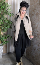 Load image into Gallery viewer, 2 in 1 leichter Jeansmantel in Sand, umfunktionierbar zur Jeansjacke Einheitsgröße 42 bis 58