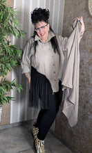 Load image into Gallery viewer, 2 in 1 leichter Jeansmantel in Sand, umfunktionierbar zur Jeansjacke Einheitsgröße 42 bis 58