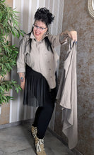 Load image into Gallery viewer, 2 in 1 leichter Jeansmantel in Sand, umfunktionierbar zur Jeansjacke Einheitsgröße 42 bis 58