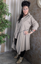 Load image into Gallery viewer, 2 in 1 leichter Jeansmantel in Sand, umfunktionierbar zur Jeansjacke Einheitsgröße 42 bis 58