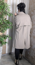 Load image into Gallery viewer, 2 in 1 leichter Jeansmantel in Sand, umfunktionierbar zur Jeansjacke Einheitsgröße 42 bis 58