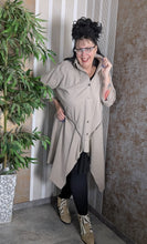 Load image into Gallery viewer, 2 in 1 leichter Jeansmantel in Sand, umfunktionierbar zur Jeansjacke Einheitsgröße 42 bis 58