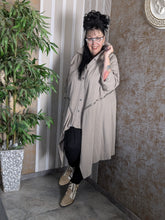 Load image into Gallery viewer, 2 in 1 leichter Jeansmantel in Sand, umfunktionierbar zur Jeansjacke Einheitsgröße 42 bis 58