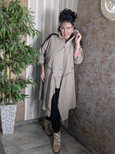 Load image into Gallery viewer, 2 in 1 leichter Jeansmantel in Sand, umfunktionierbar zur Jeansjacke Einheitsgröße 42 bis 58