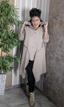 Load image into Gallery viewer, 2 in 1 leichter Jeansmantel in Sand, umfunktionierbar zur Jeansjacke Einheitsgröße 42 bis 58